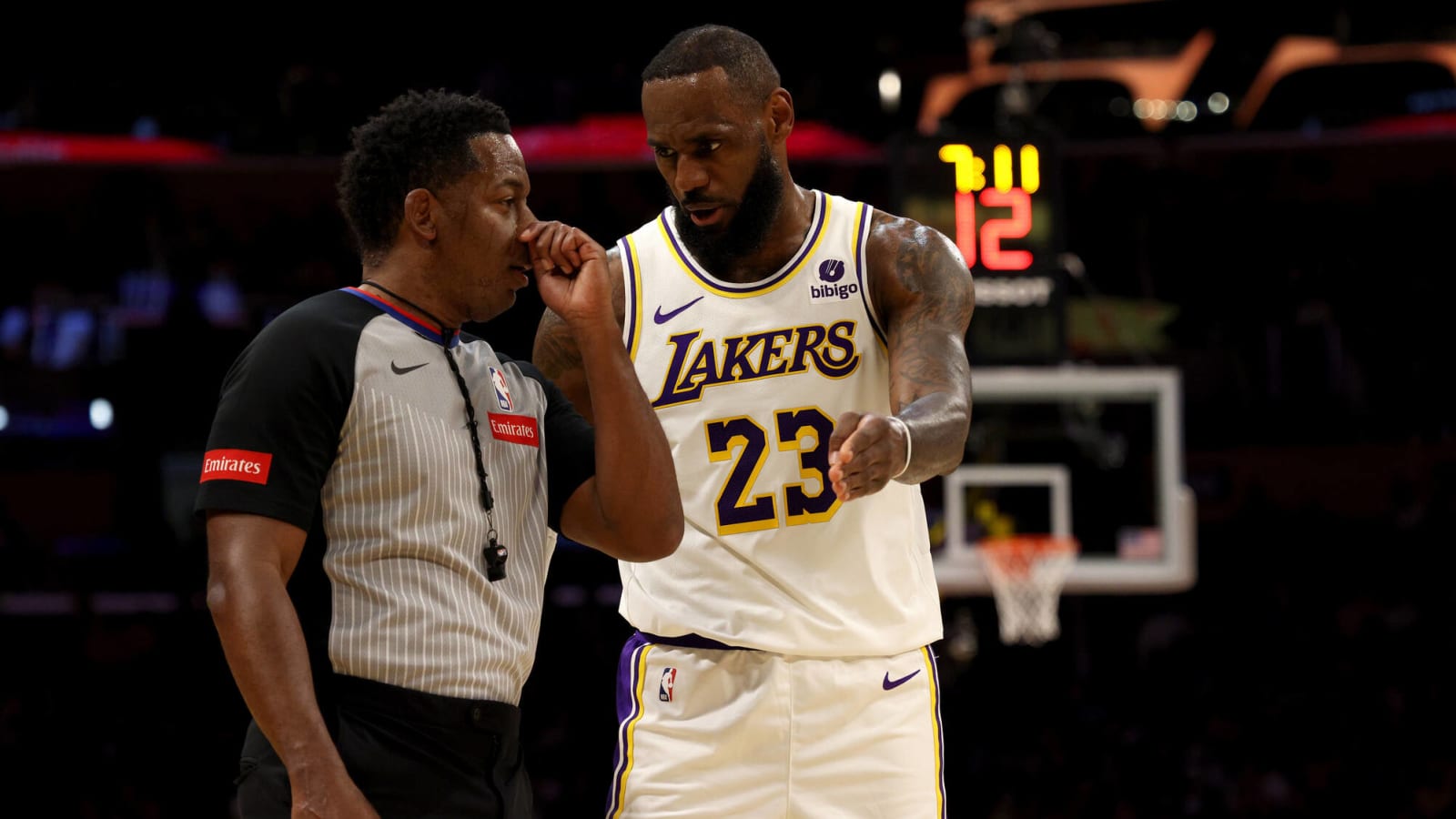 Lakers-Warriors game marred by bizarre clock malfunction