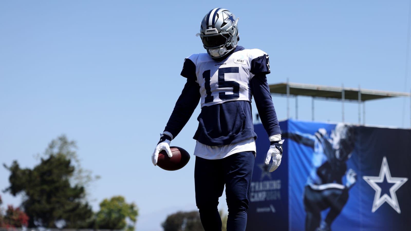 (Video) ‘Playful’ Ezekiel Elliott sticks his butt out for Dak Prescott to slap during preseason game