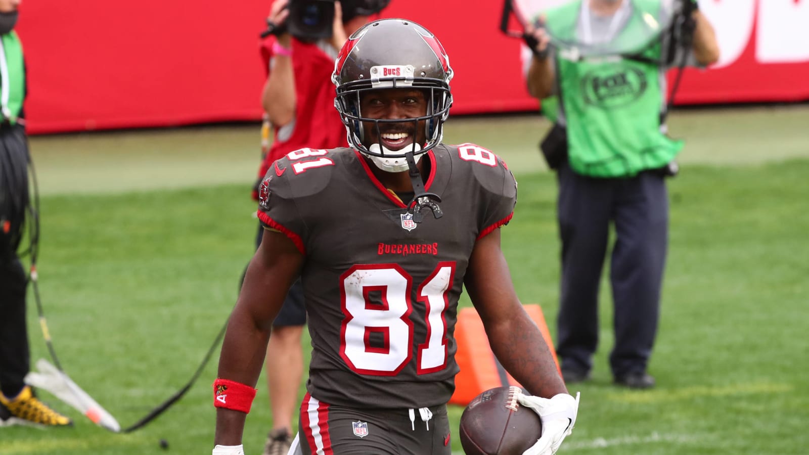 Buccaneers WR Antonio Brown has no serious structural damage to knee