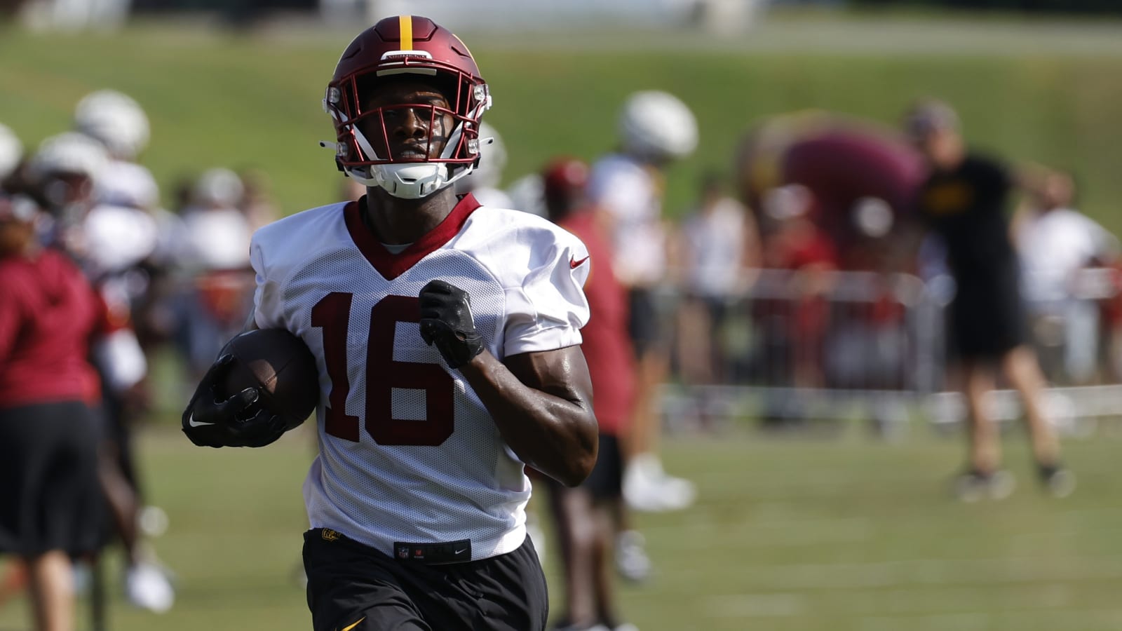 Commanders re-sign veteran WR