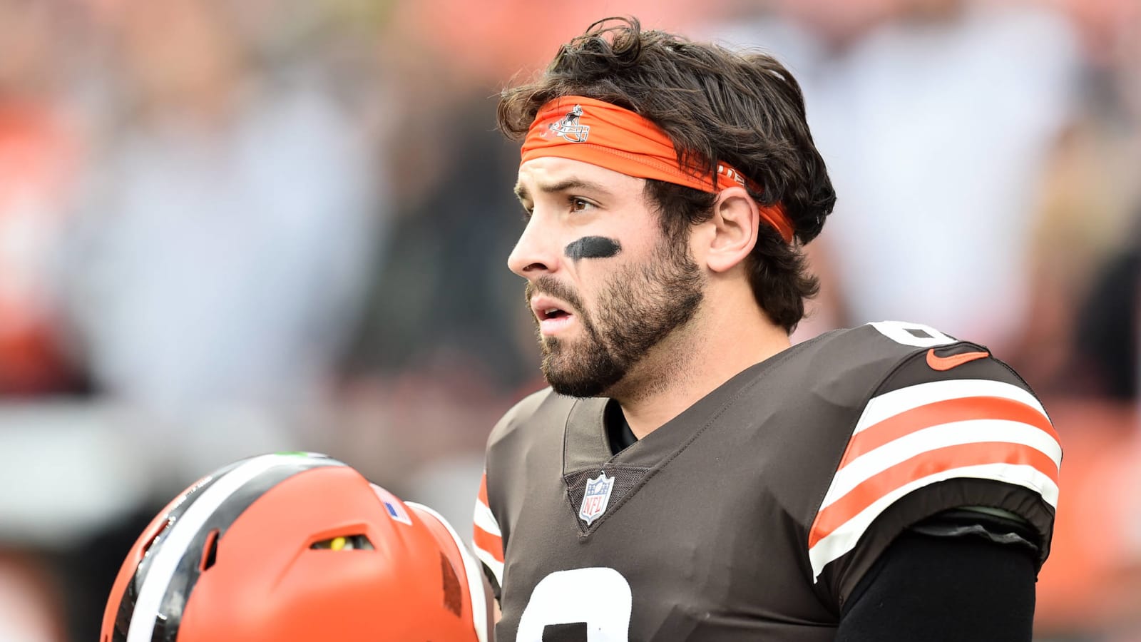 Baker Mayfield briefly leaves game due to shoulder injury scare