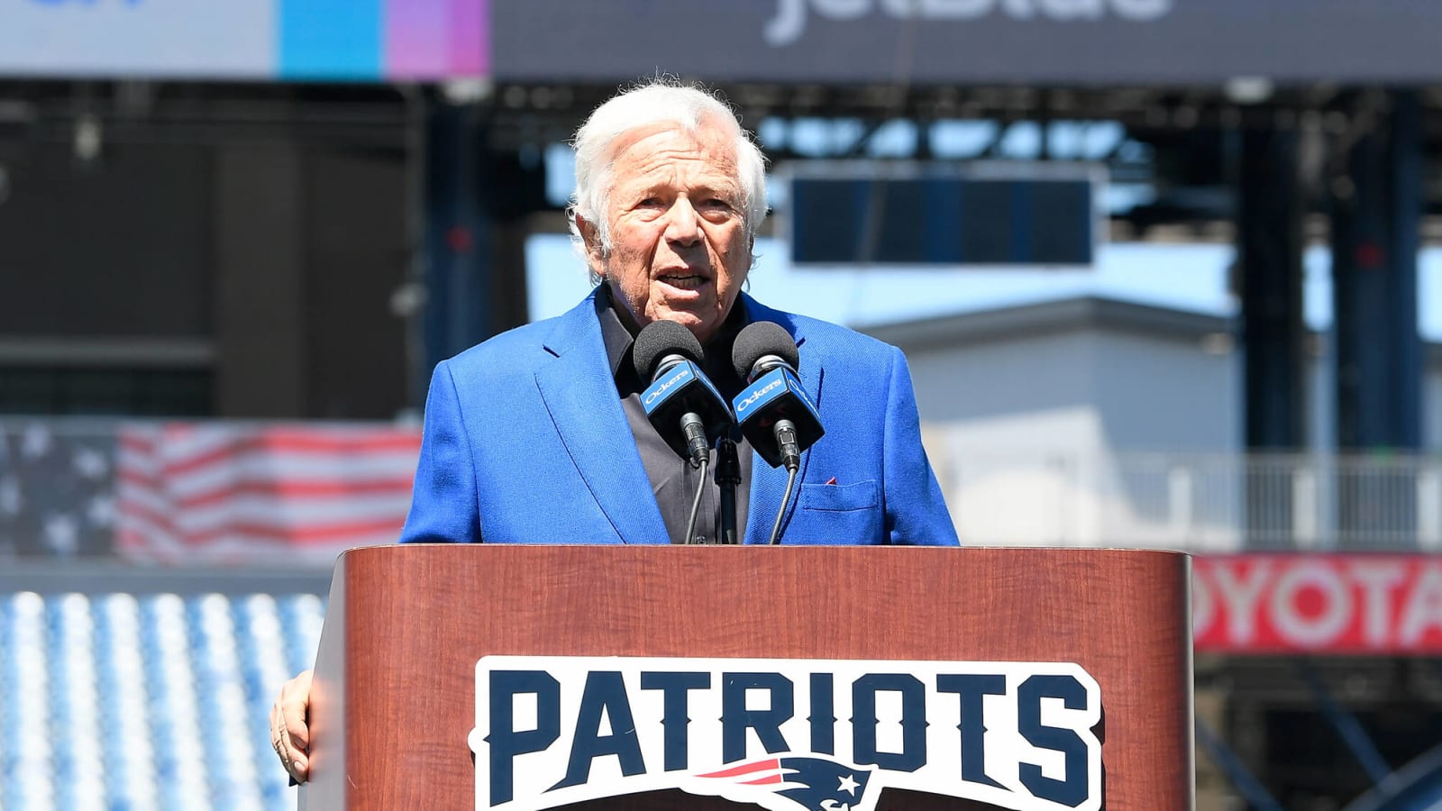 Watch: Robert Kraft and Bill Belichick toast together amid ongoing bitter beef at Tom Brady’s roast