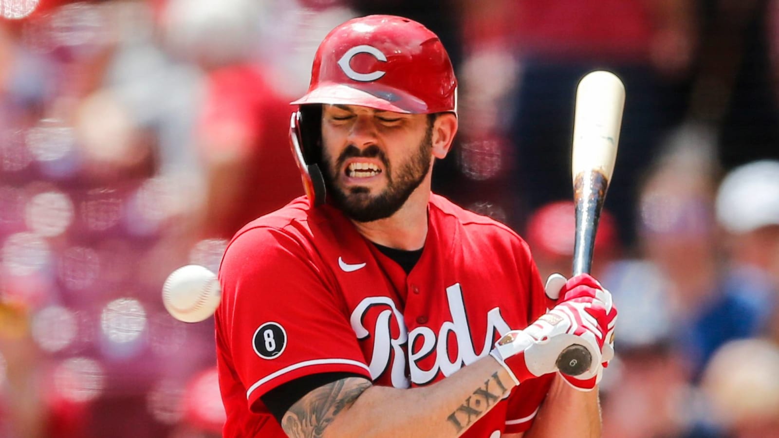 Mike Moustakas leaves Reds' game with right hip tightness