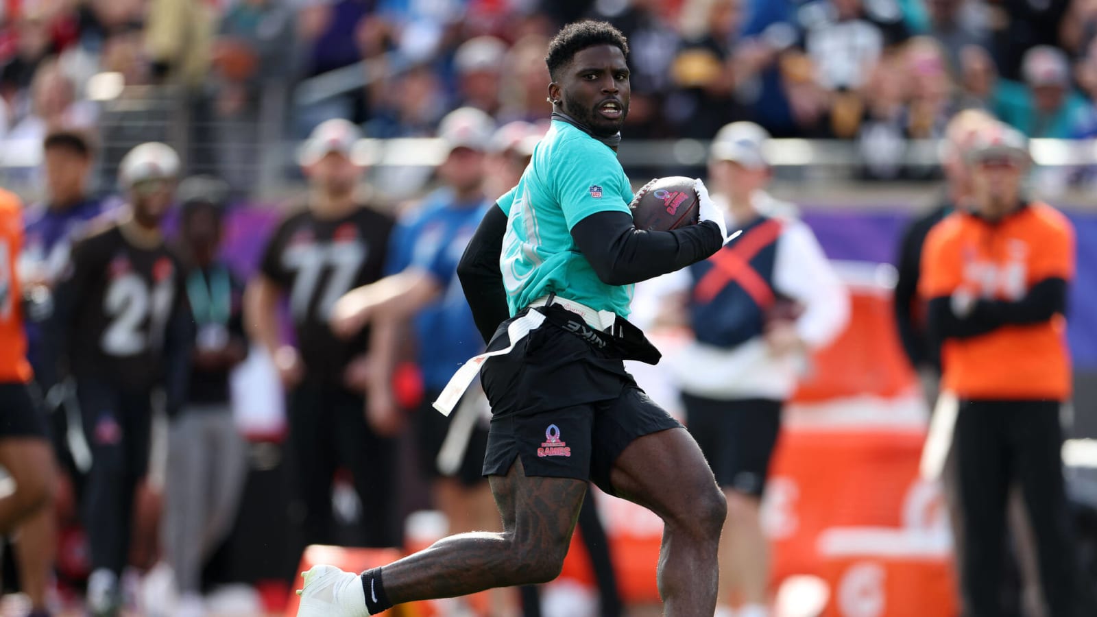 Dolphins WR Tyreek Hill has a fitting response to JuJu Smith-Schuster’s accidental leak on Snapchat goes viral