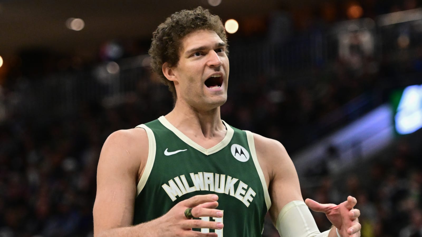 Lopez, Robinson among centers on trade block