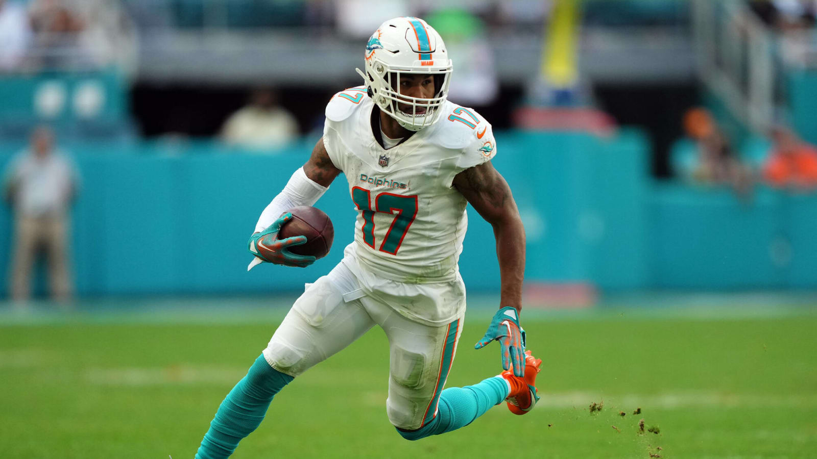 Dolphins agree to extension with star WR