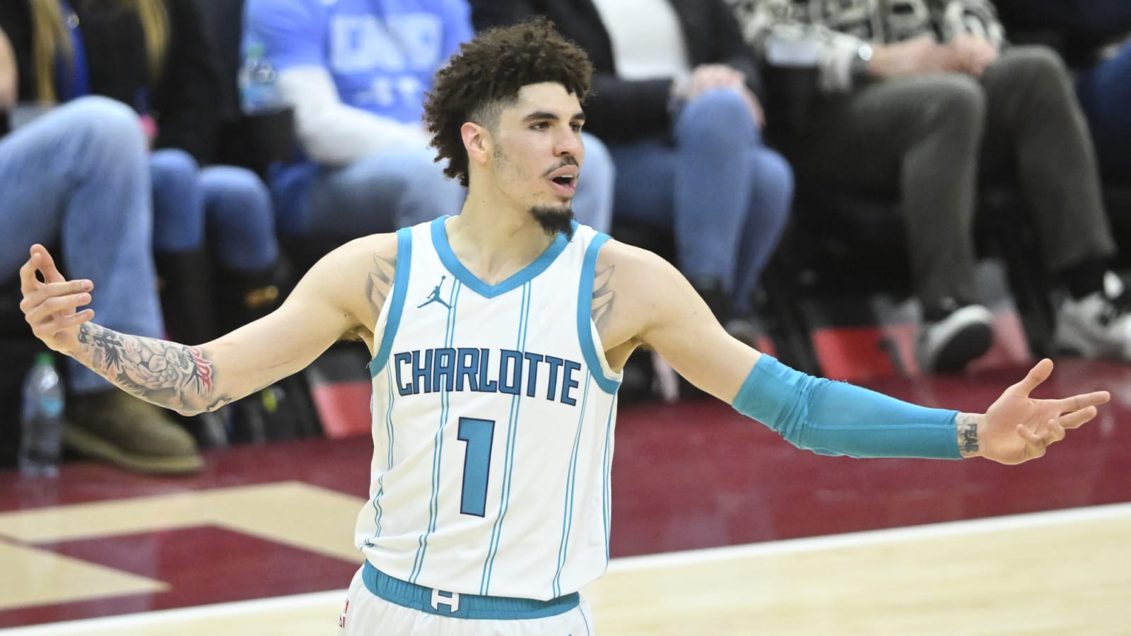 LaMelo Ball's razzle-dazzle helps Hornets stun Suns