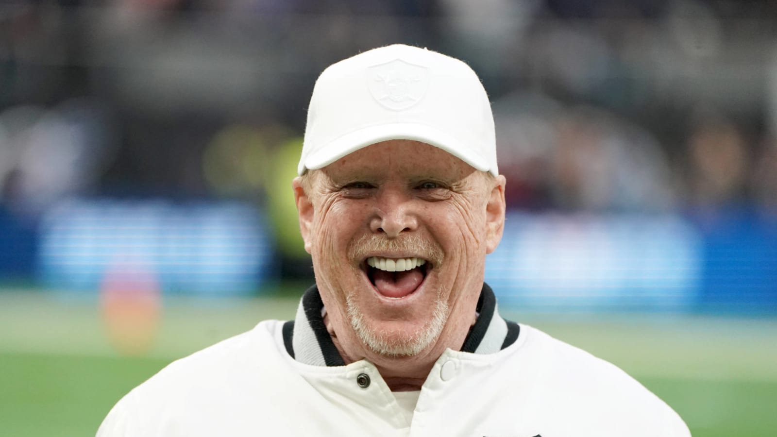 Raiders owner Mark Davis gives Derek Carr vote of confidence