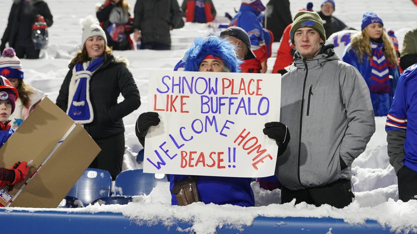 Bills get penalty after fans throw snowballs at Dolphins players