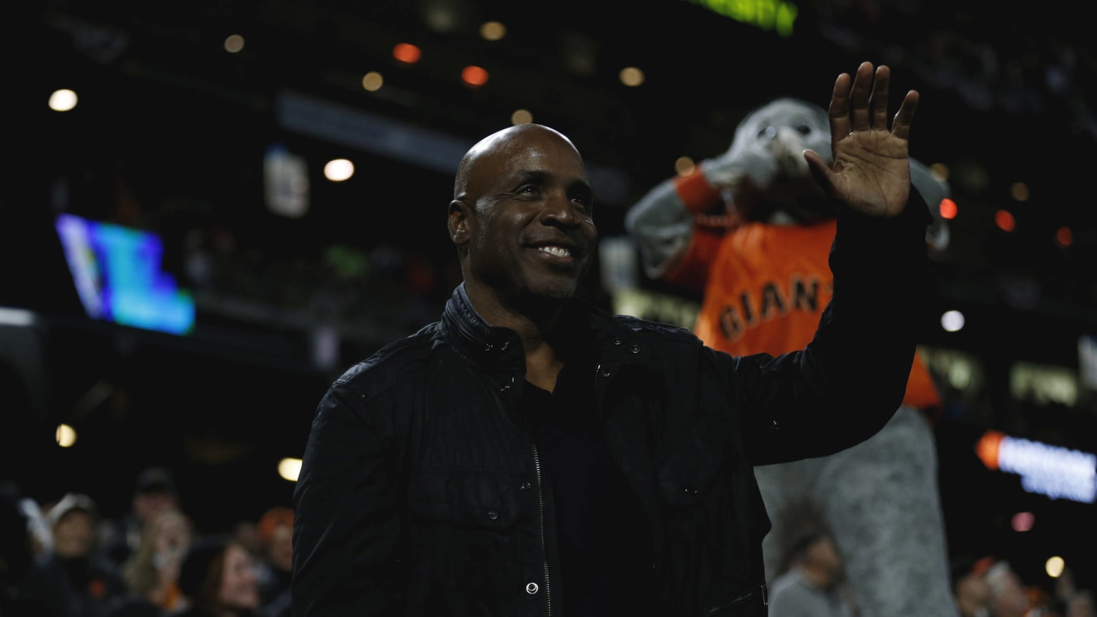 Watch: Barry Bonds gets huge reception at Giants playoff game