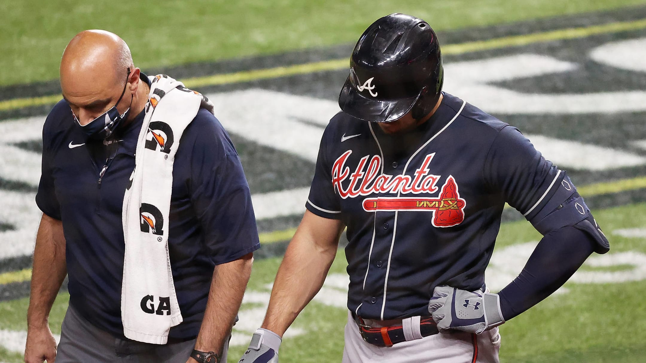 Braves' Adam Duvall exits after sustaining oblique injury on swing