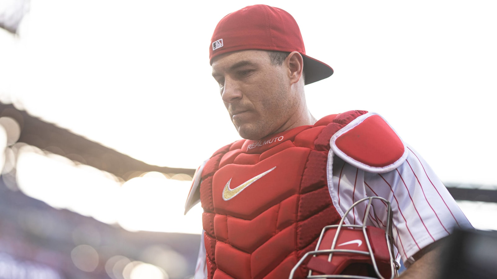 Phillies catcher to undergo knee surgery