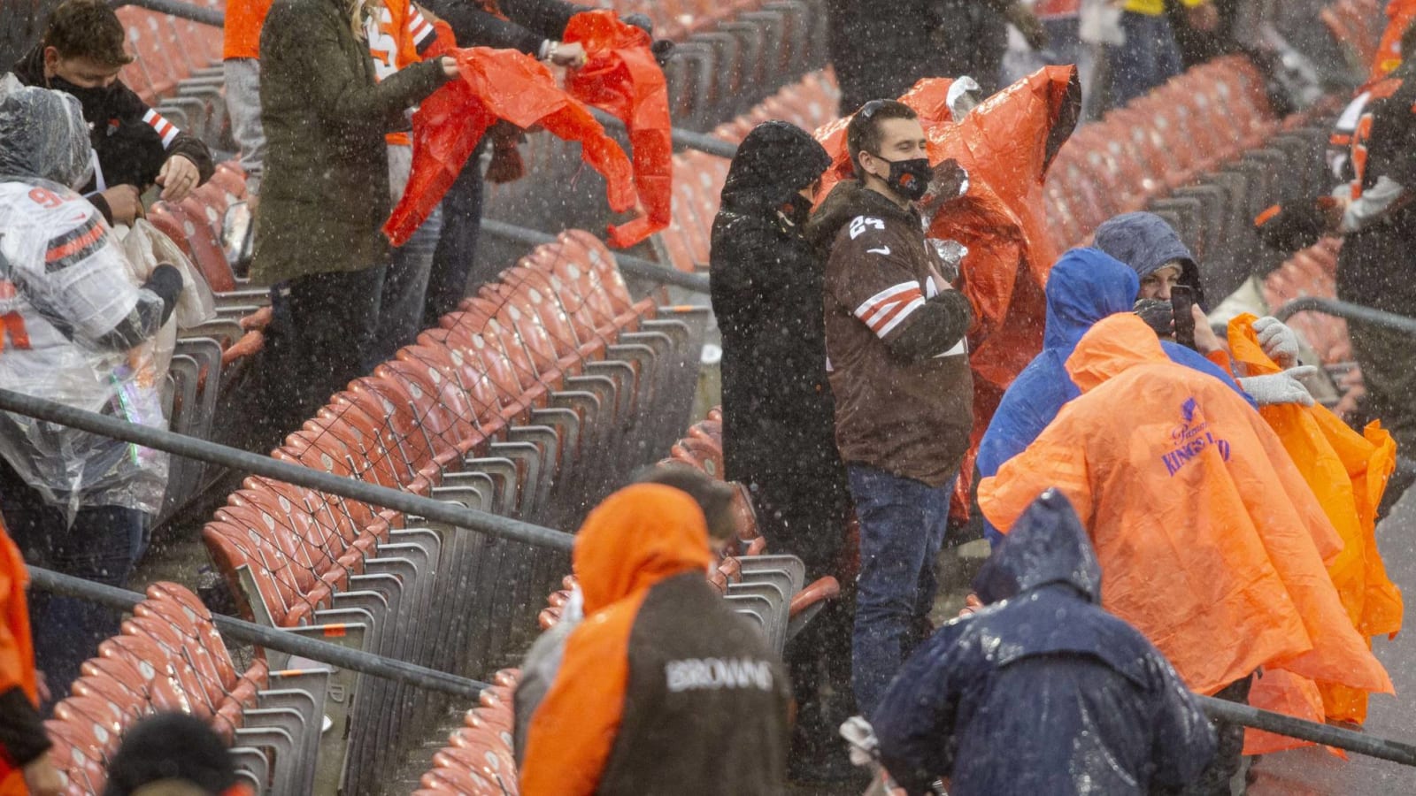Browns-Texans delayed due to high winds, hail in Cleveland