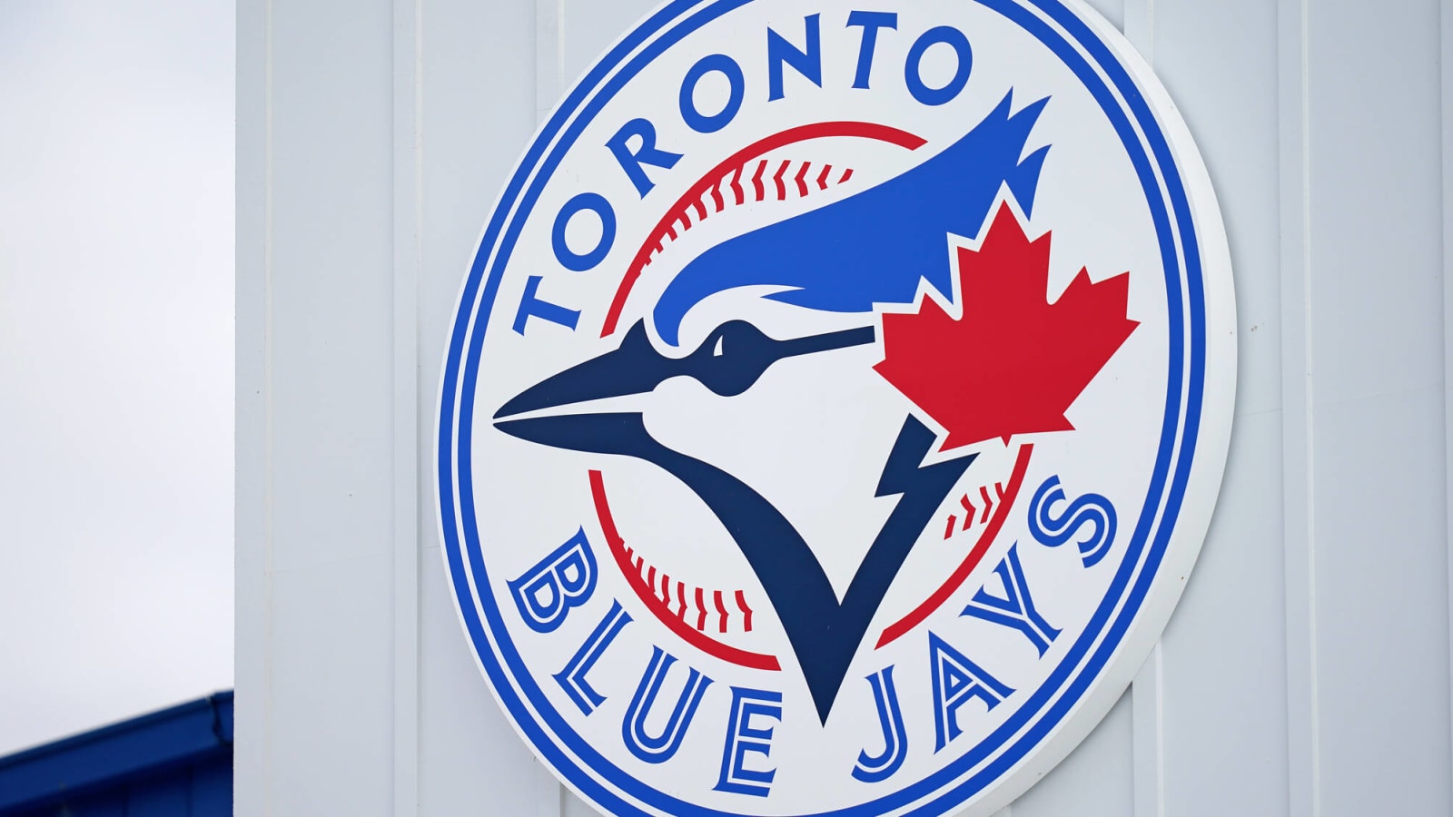 Watch: Blue Jays announcer botches call on fly ball