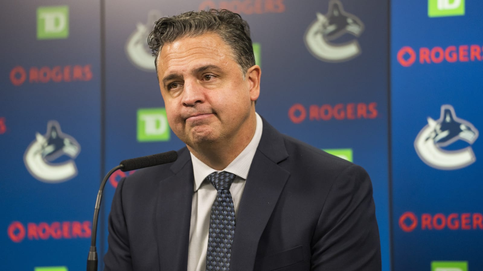 Watch: Senators' equipment fiasco causes chaotic goalie change