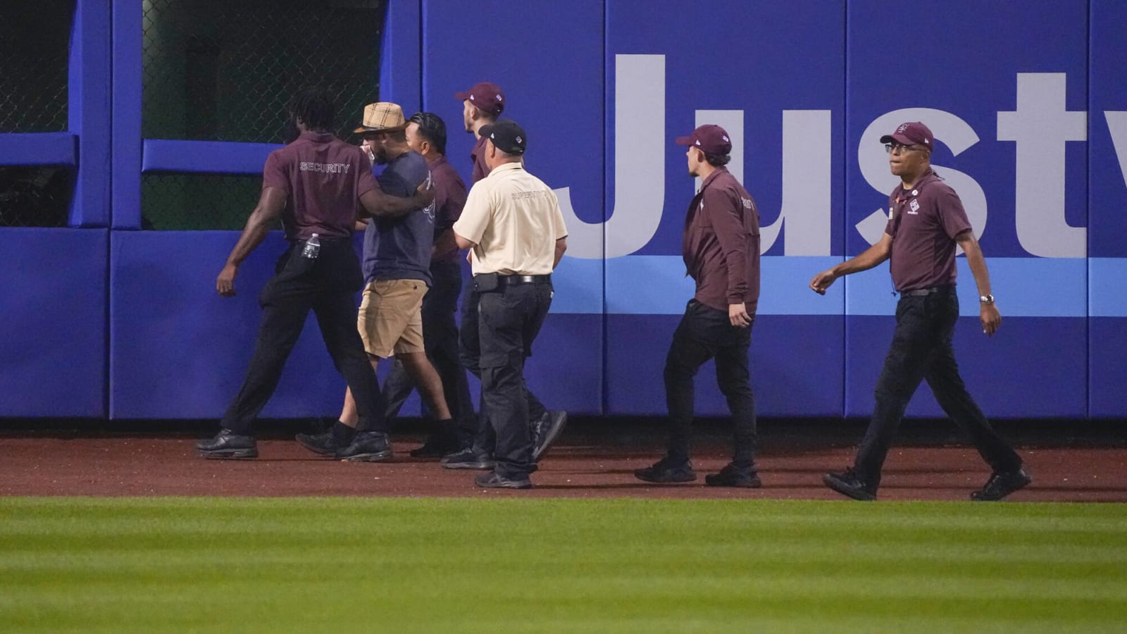 Fan tumbles onto field during Mets-Giants game