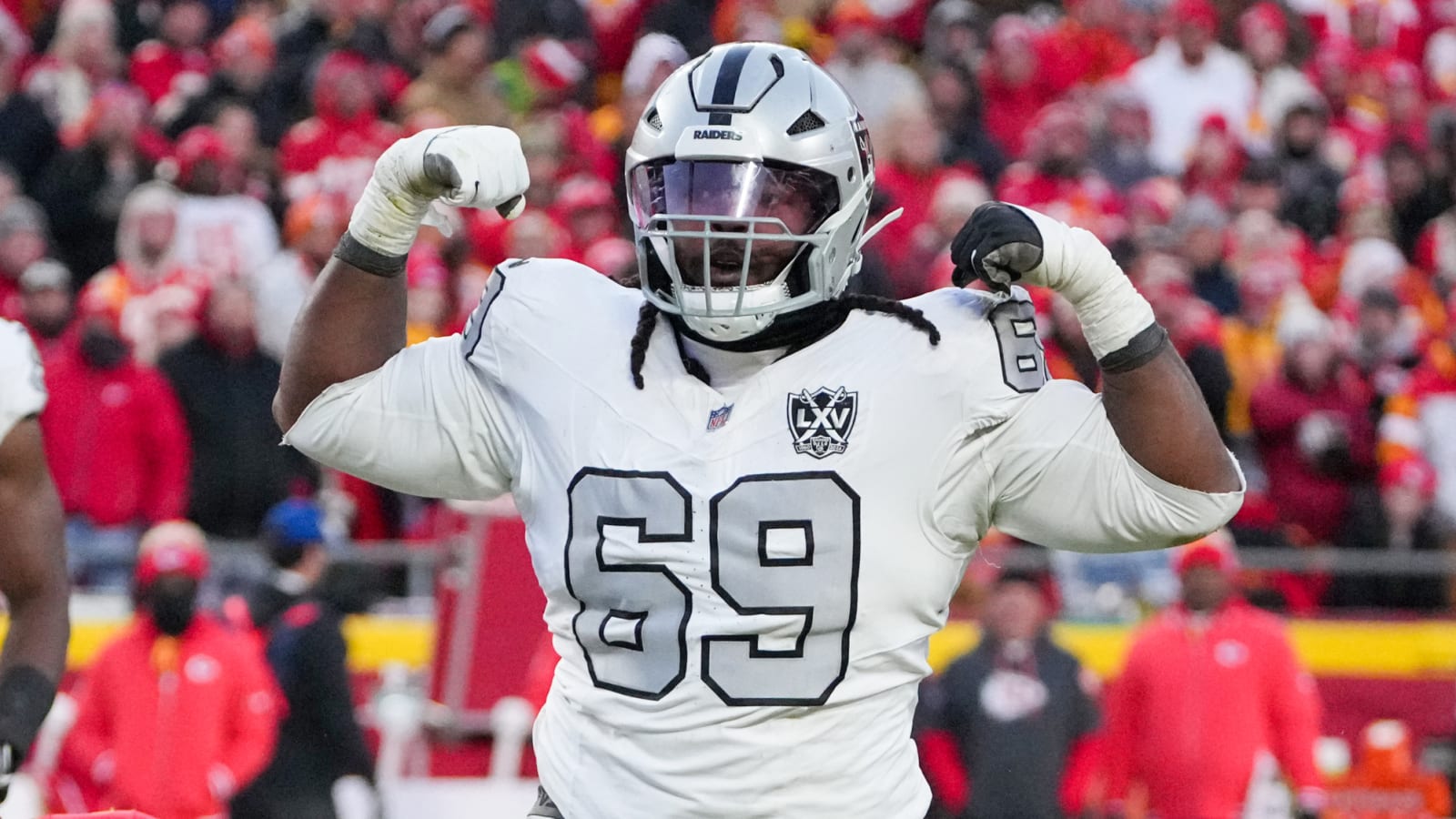 Raiders to bring back key DT on three-year deal