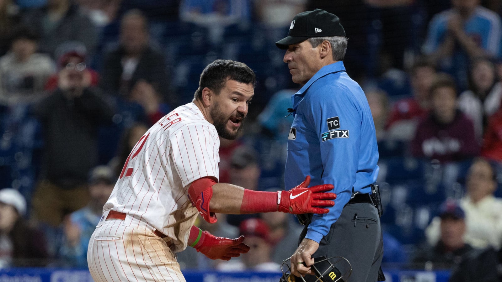 Kyle Schwarber blows up on Angel Hernandez after strikeout | Yardbarker