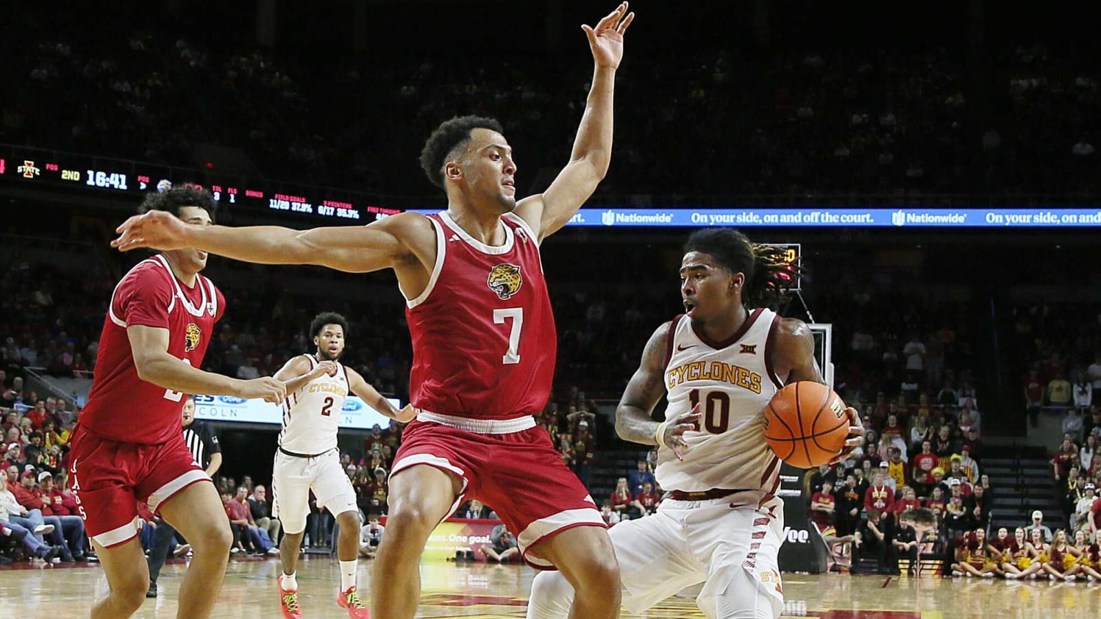IU-Indianapolis college basketball team has scary incident with team bus