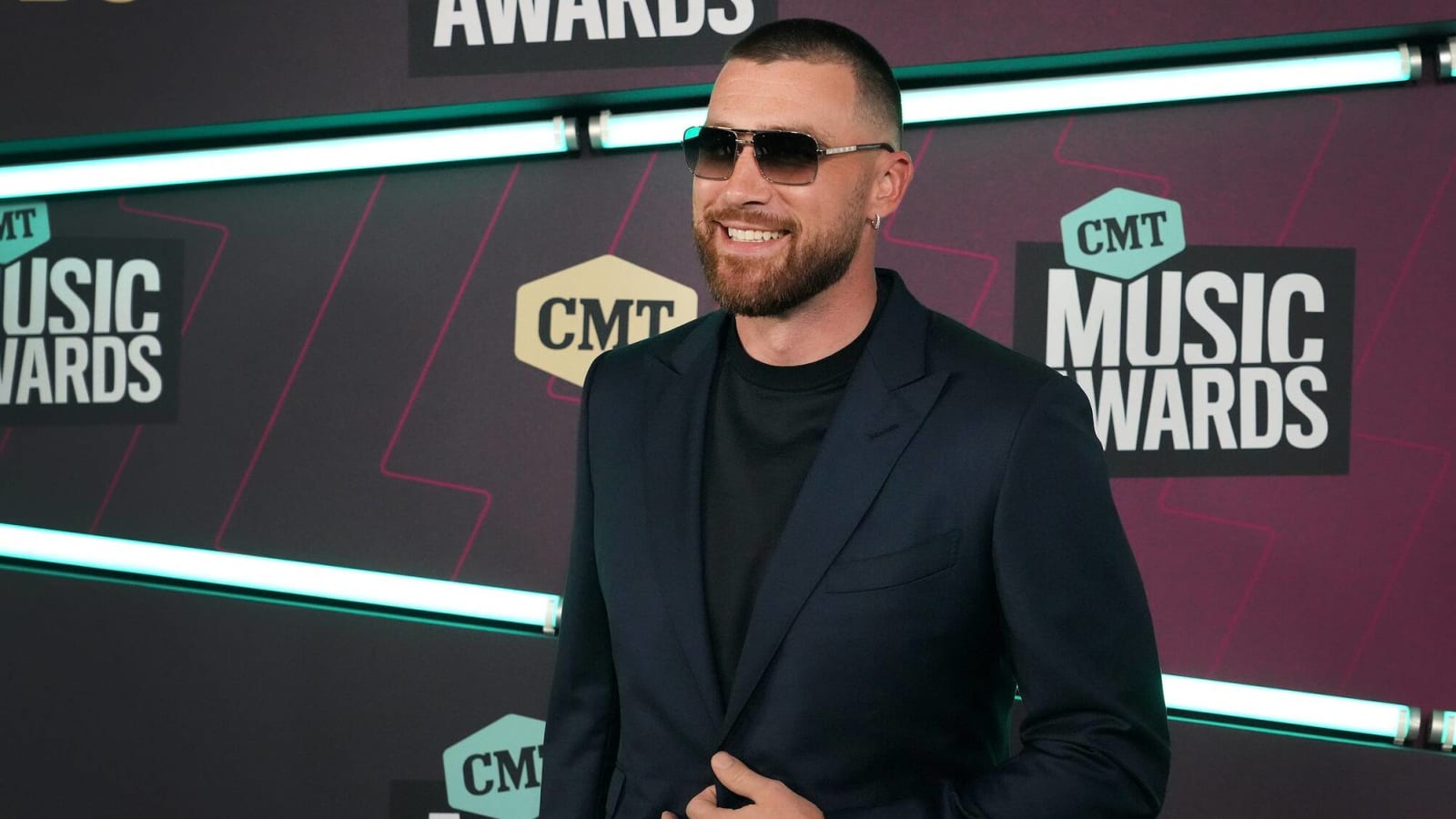 Chiefs TE Travis Kelce takes &#39;Outta the House&#39; to a whole new level over Cinco de Mayo weekend