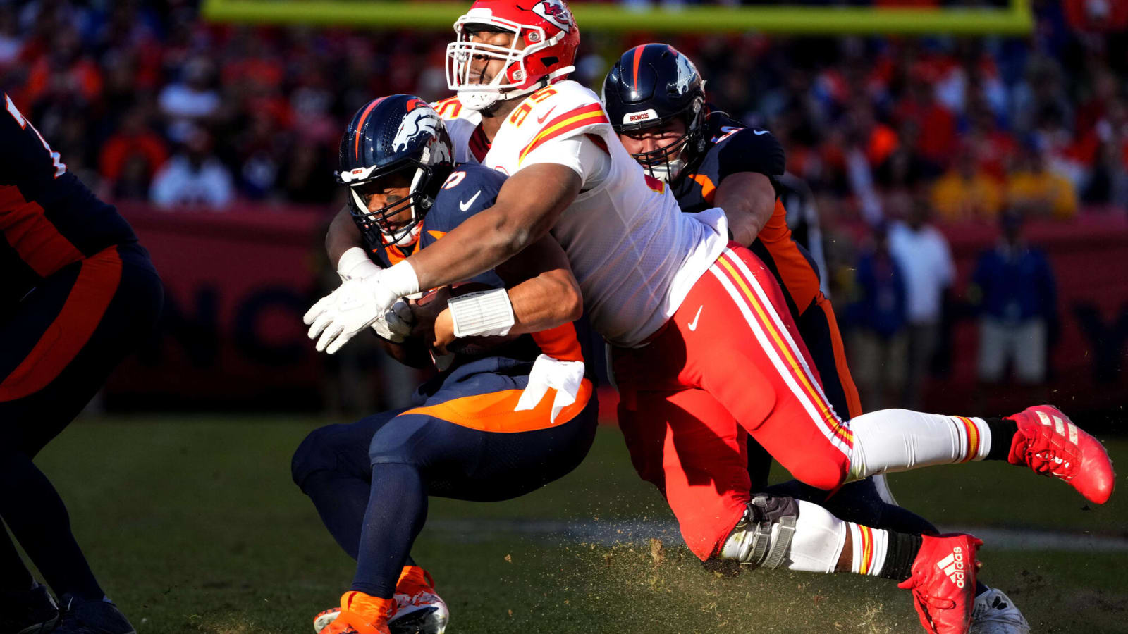 Broncos' Russell Wilson suffers concussion in loss to Chiefs