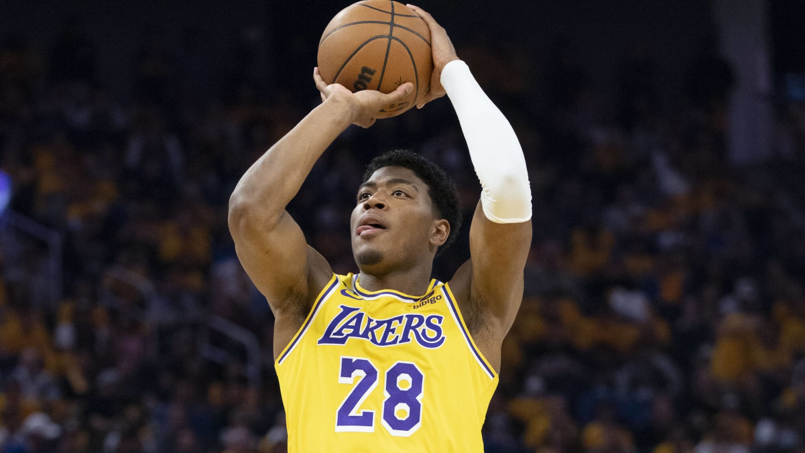 Lakers considering major starting lineup change