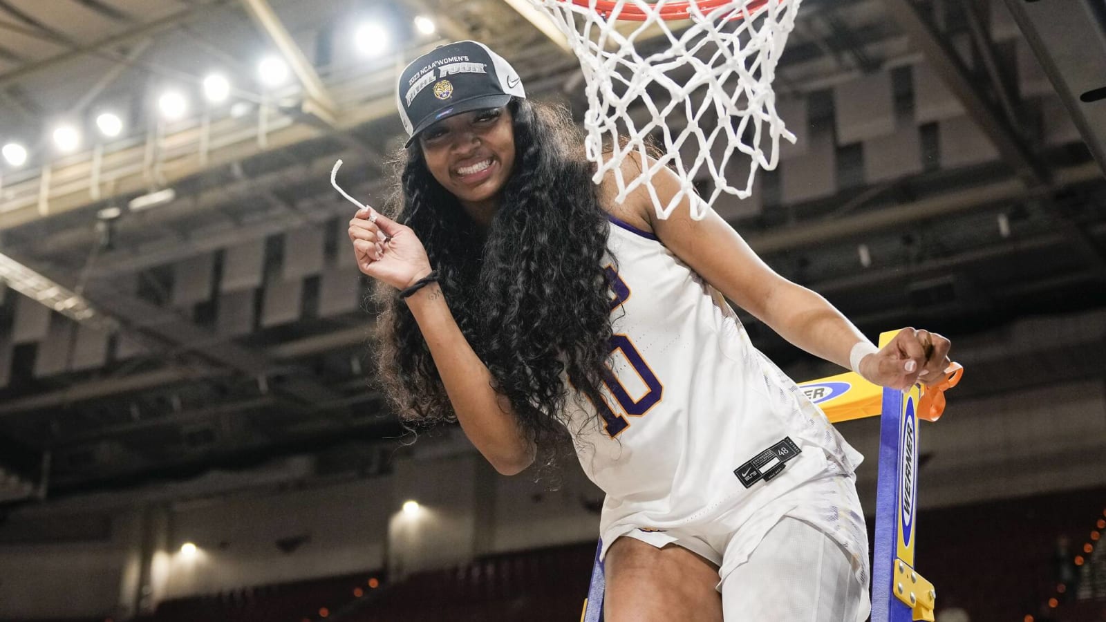 Historic defensive showing propels LSU to women's Final Four