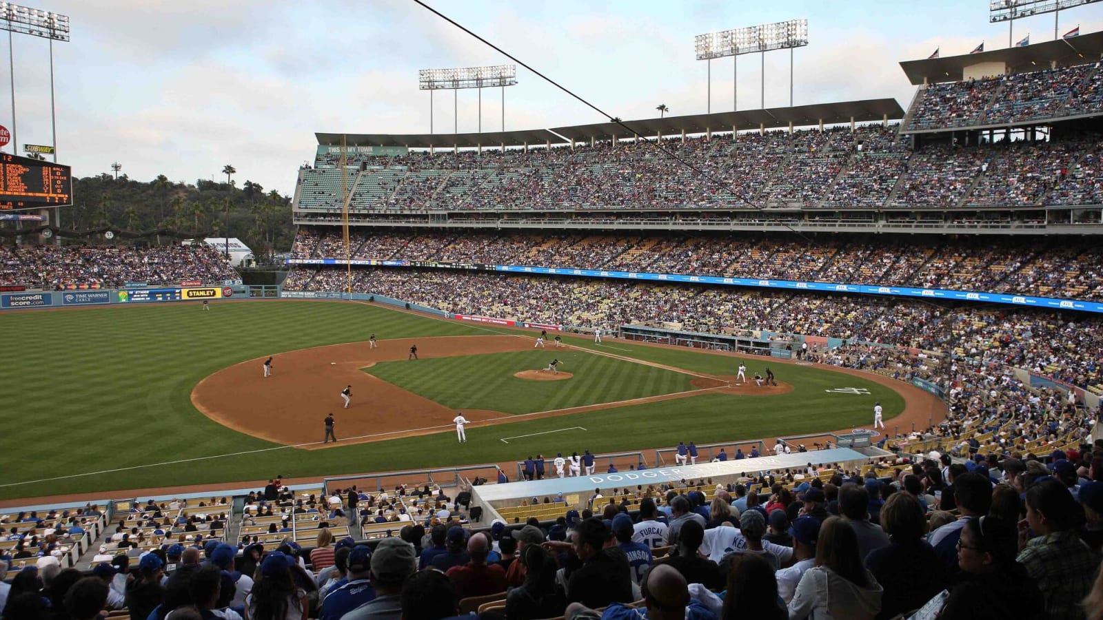 Watch: Dodgers fan snags foul ball while holding baby and drink