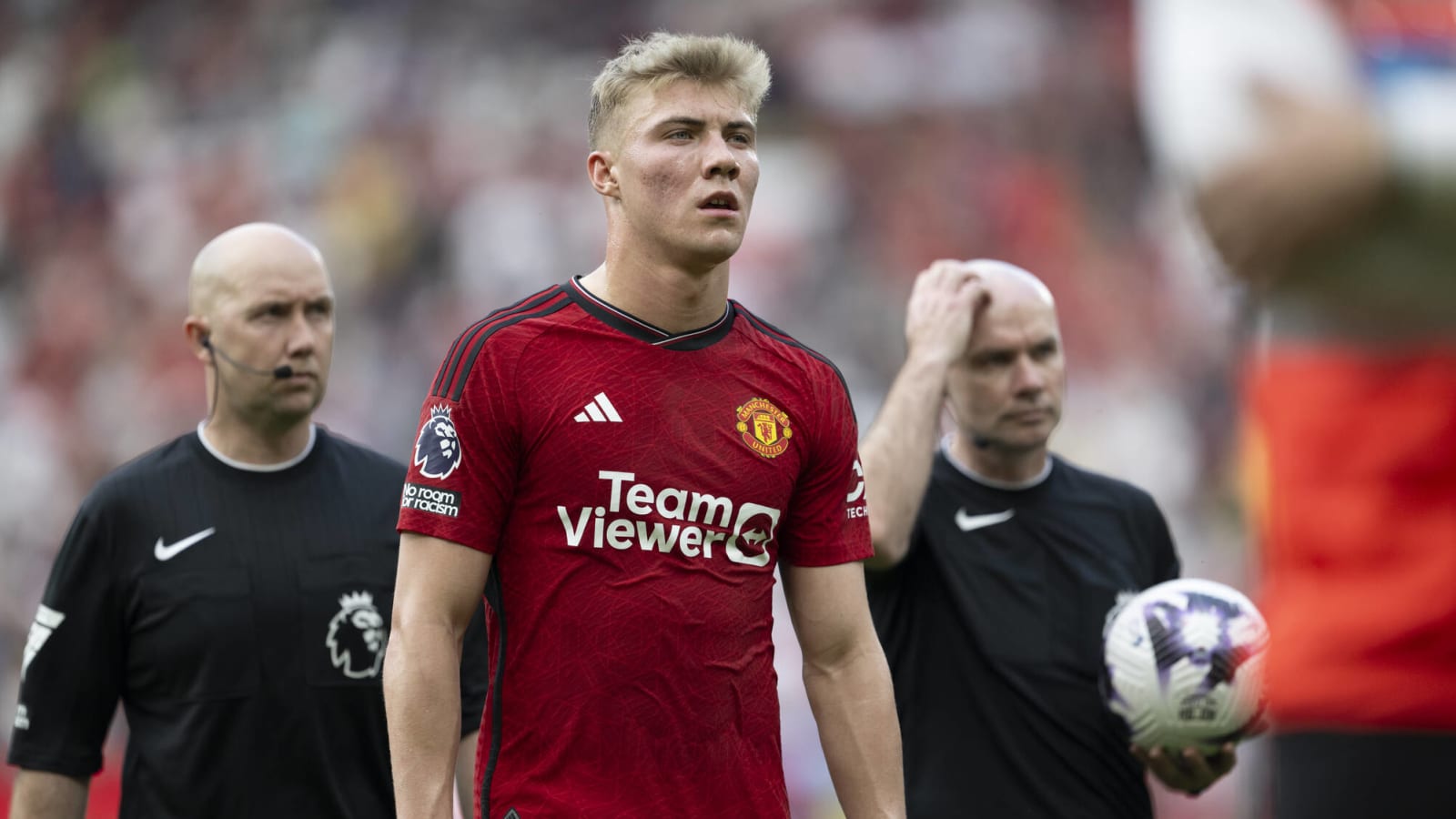 Manchester United stars reluctant to pass to 21 y/o team-mate