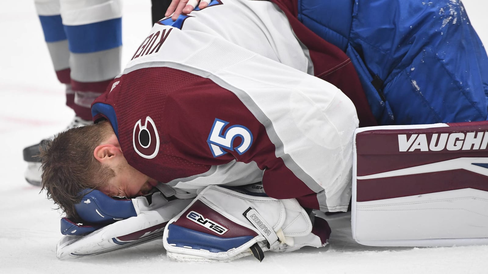 Avalanche goaltender Kuemper leaves Game 3 after getting poked in the eye