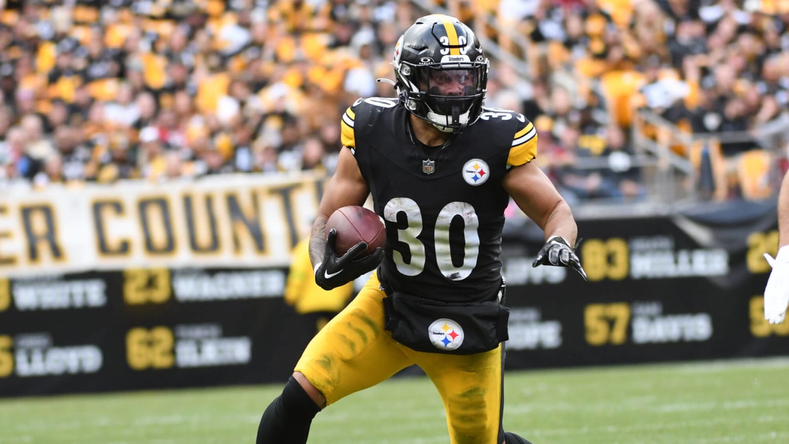 Jaylen Warren Says Steelers QB Room Leadership is Night and Day From Last Year