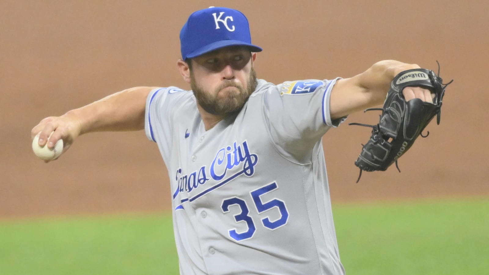 Royals re-sign reliever Greg Holland