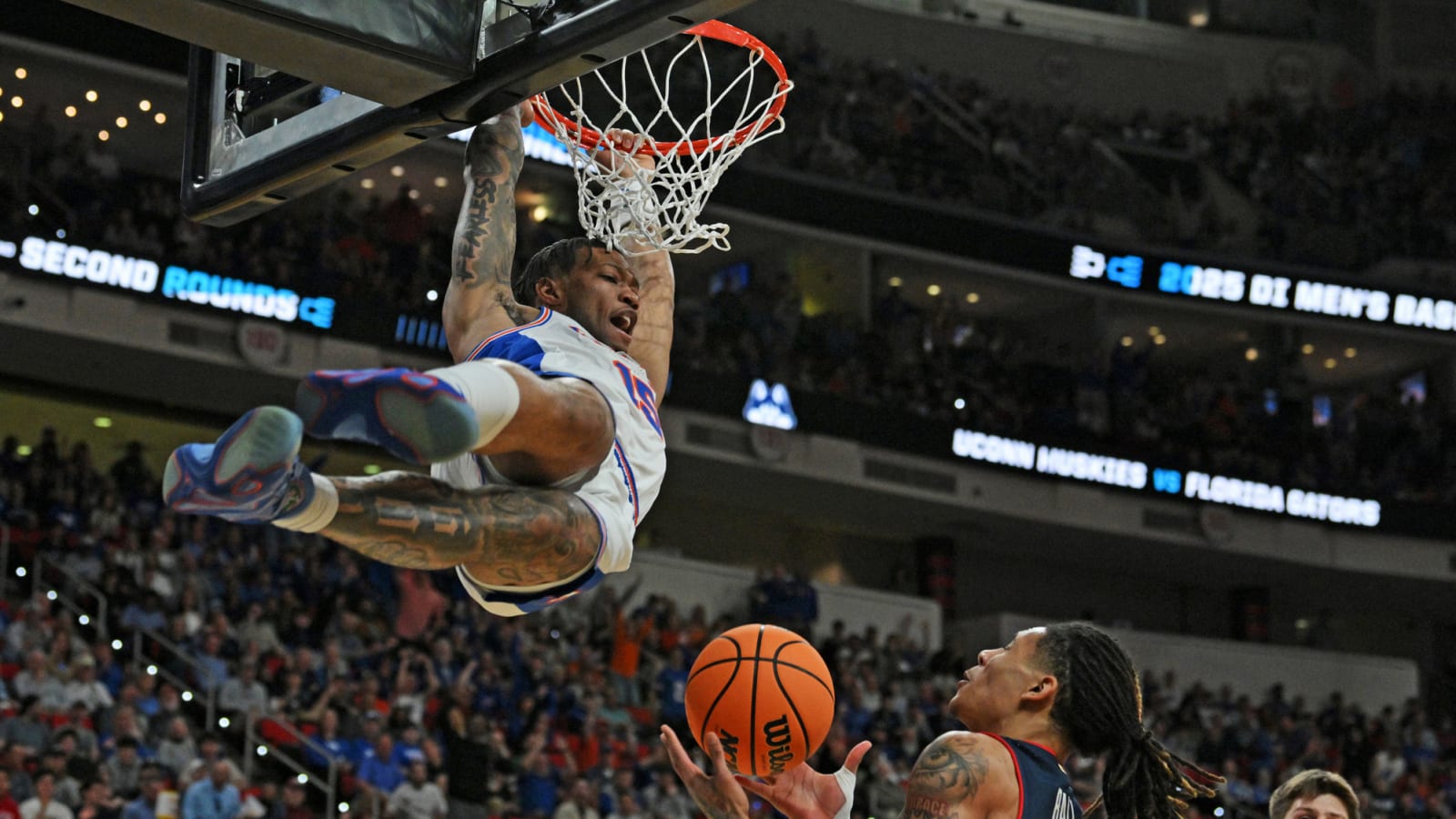Watch: Florida's Alijah Martin throws it down on alley-oop vs. UConn