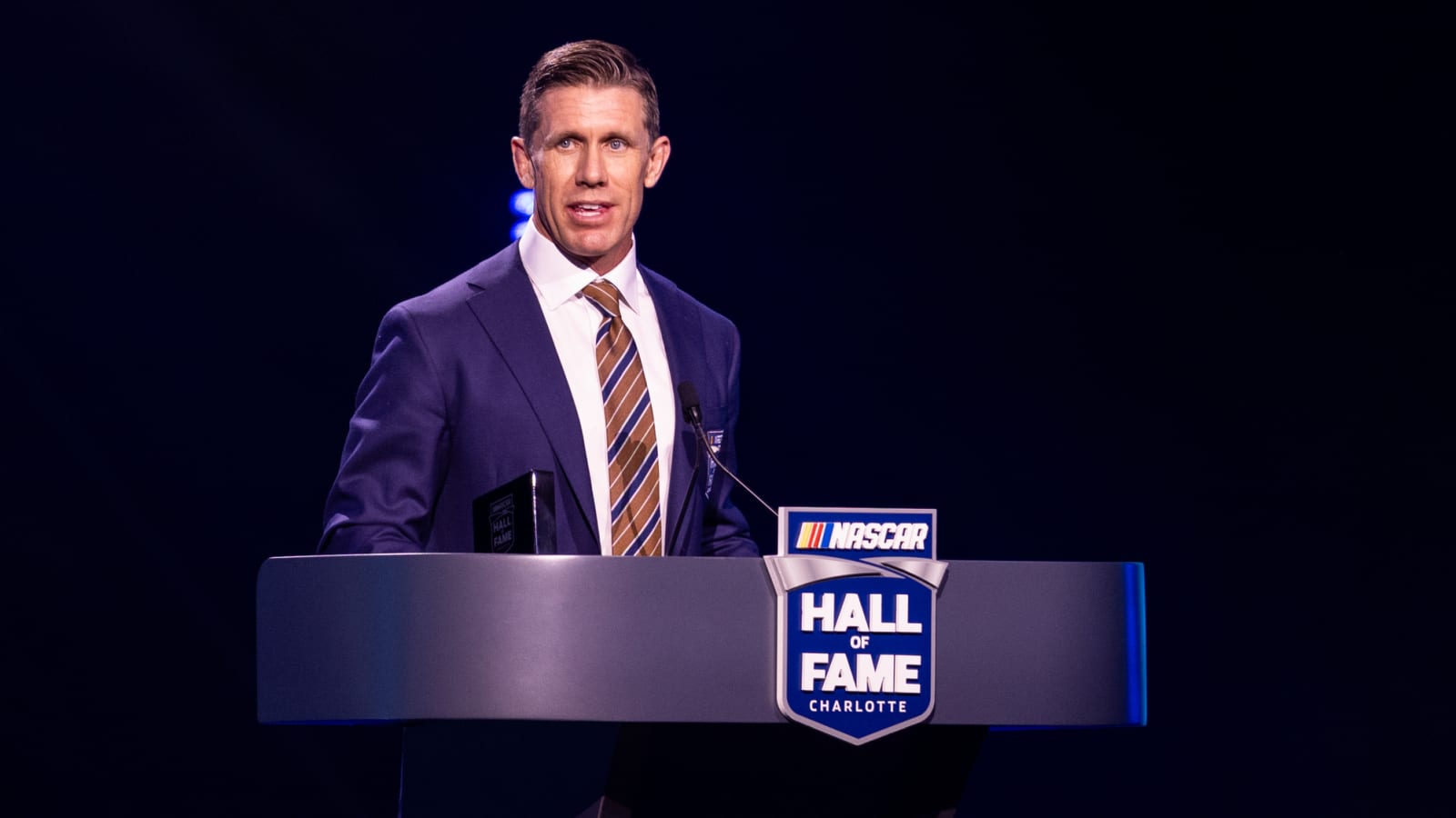 Carl Edwards emphasizes gratitude during NASCAR Hall of Fame speech