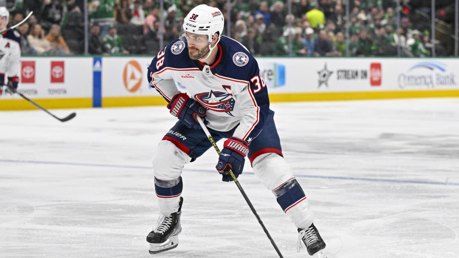 Blue Jackets’ Boone Jenner leaves game vs. Blues after being hit in face by puck