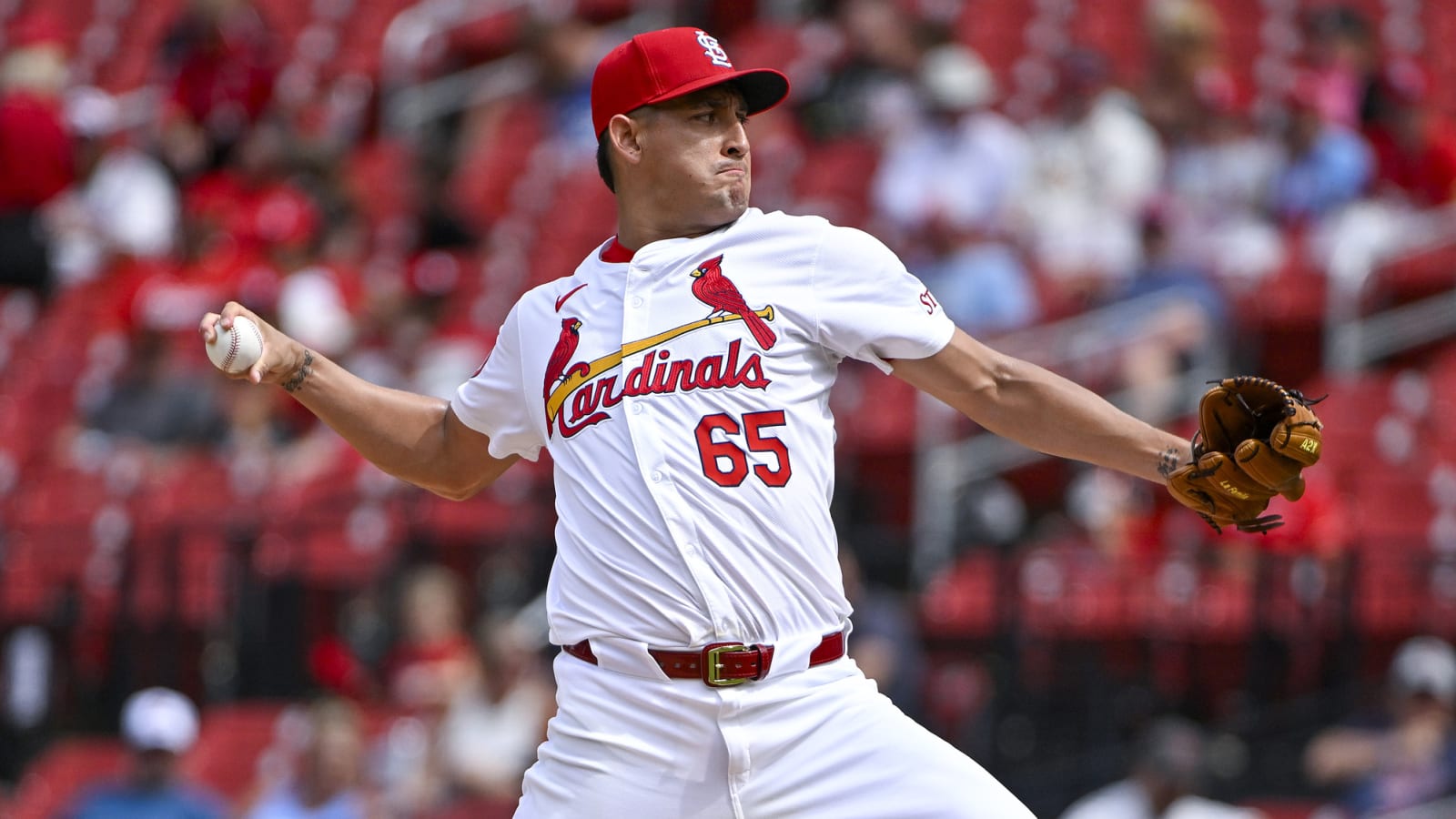 Dodgers sign former rival closer