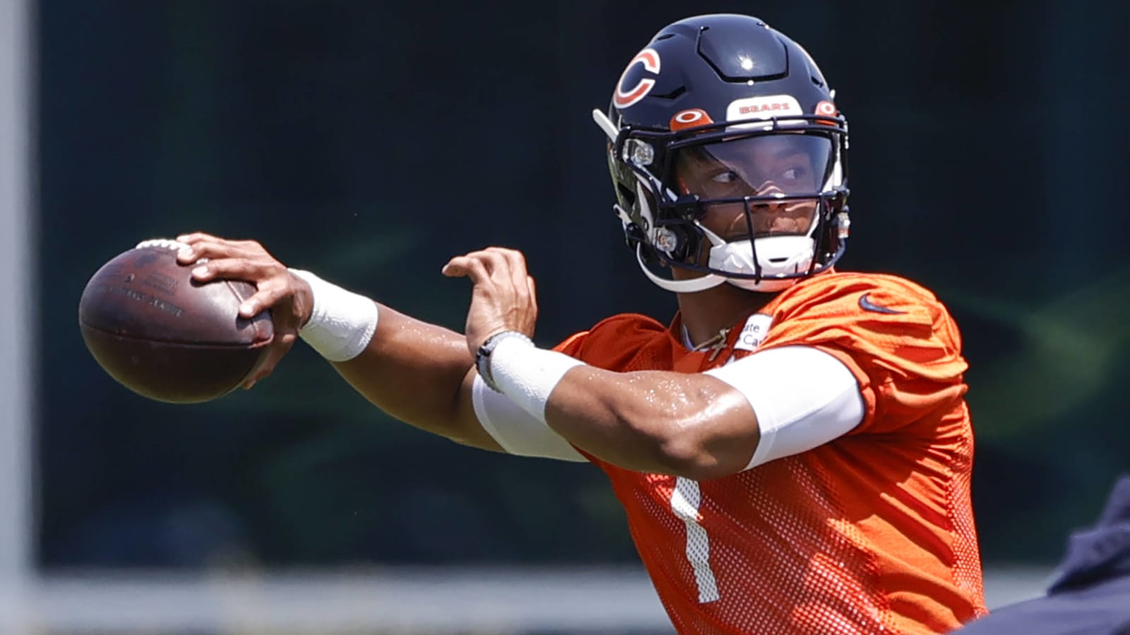 Bears sign Justin Fields to fully guaranteed rookie deal