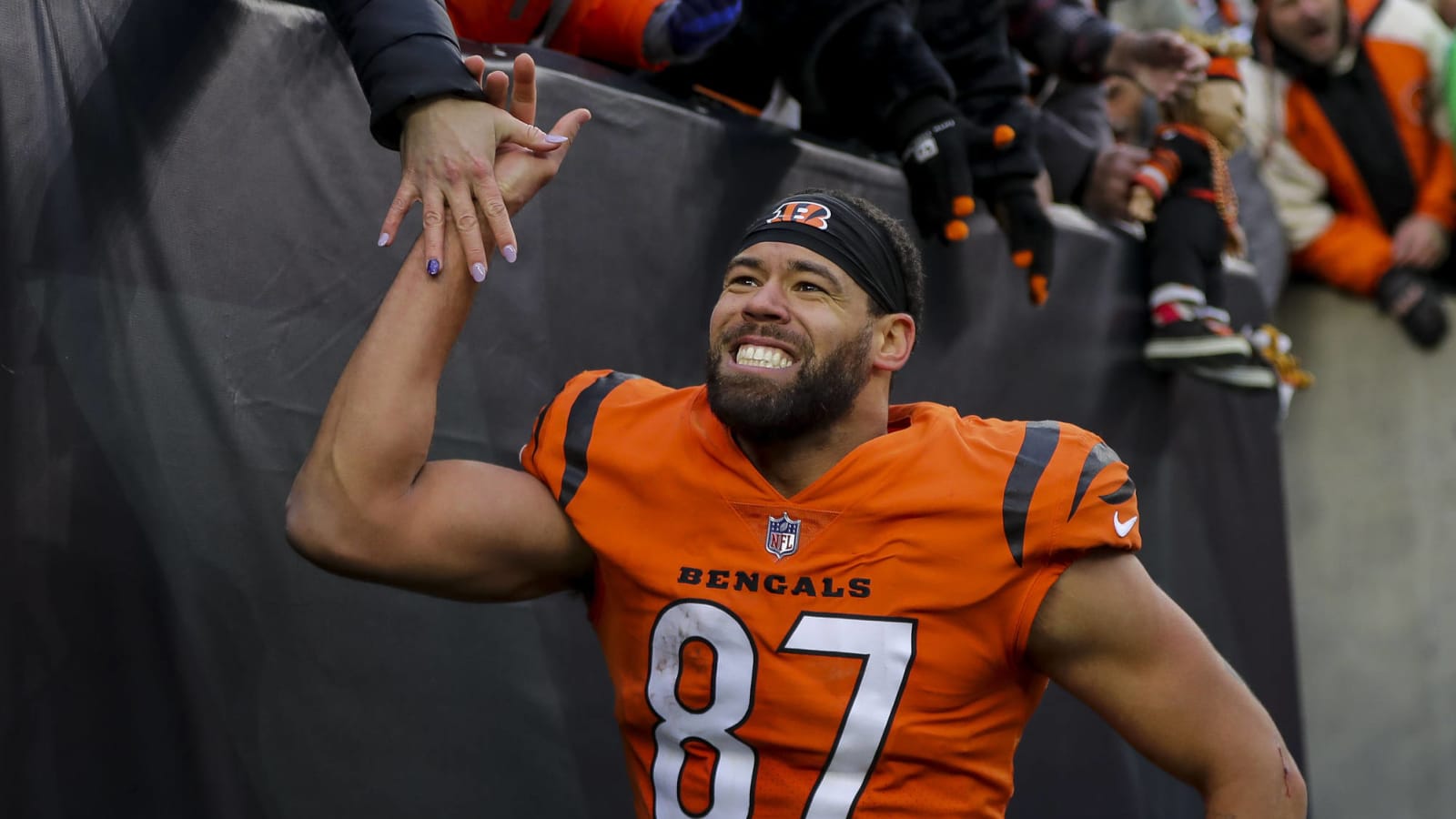 Bengals’ C.J. Uzomah has MCL sprain, will undergo MRI