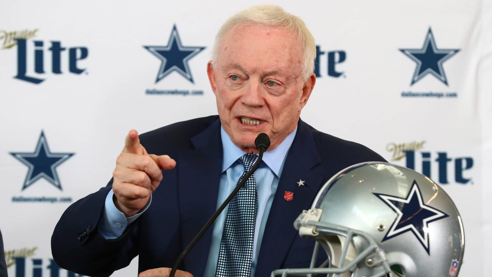 Jerry Jones suggests Cowboys will take a look at Earl Thomas