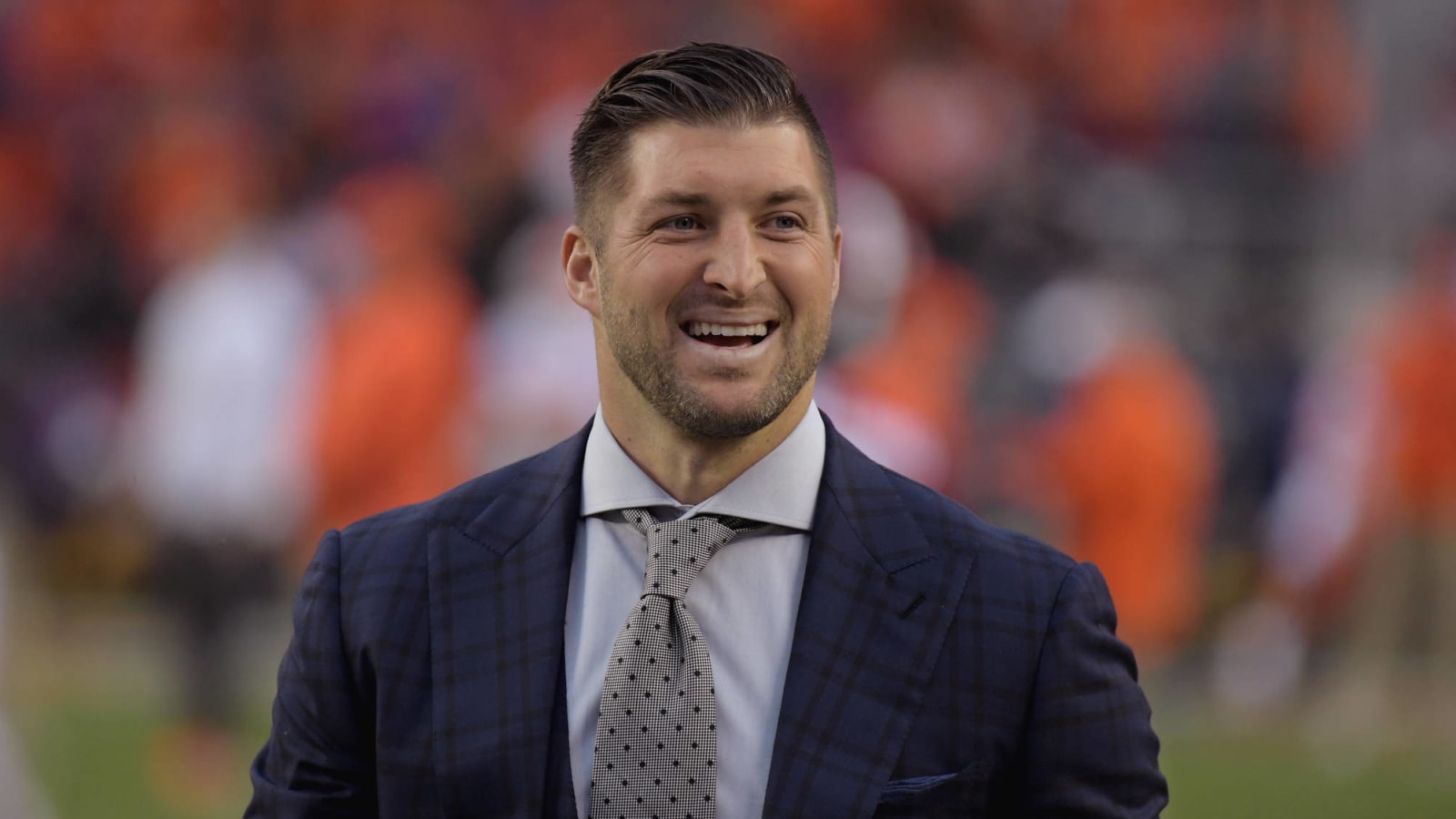 Tim Tebow officially signs with Jacksonville Jaguars