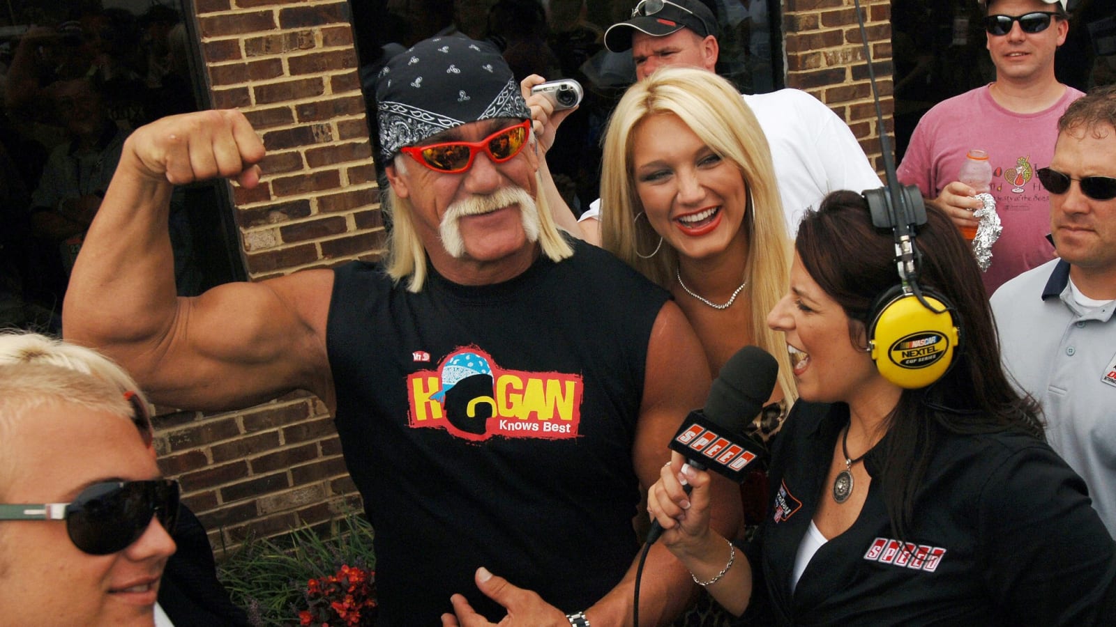 How Brooke Hogan&#39;s Relationship With Her Father Hulk & The Rest Of The Family Broke Down