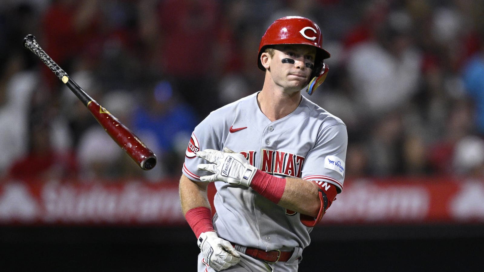 Reds shortstop being evaluated for shoulder injury
