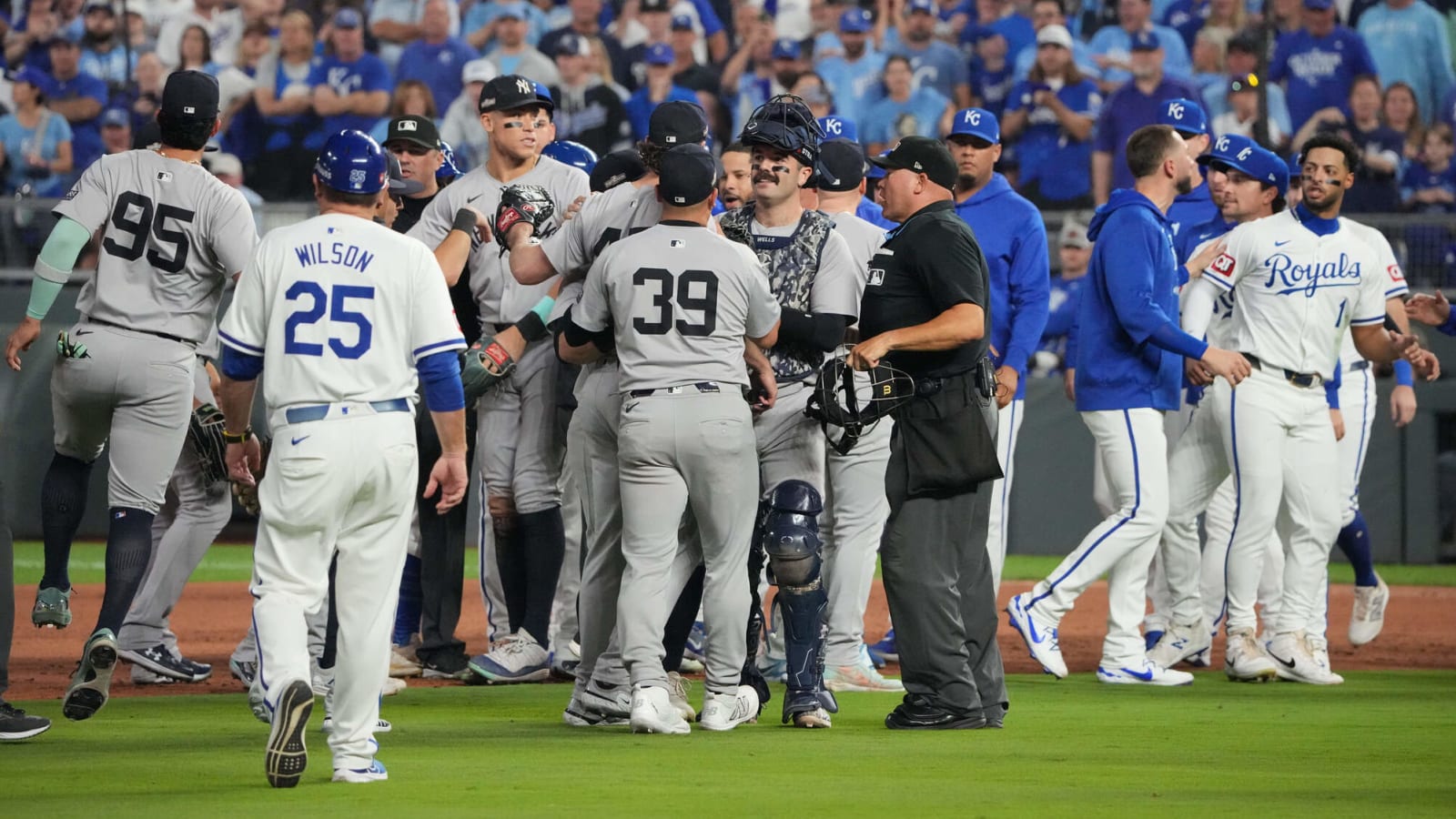 Watch: Benches empty between Yankees-Royals during Game 4