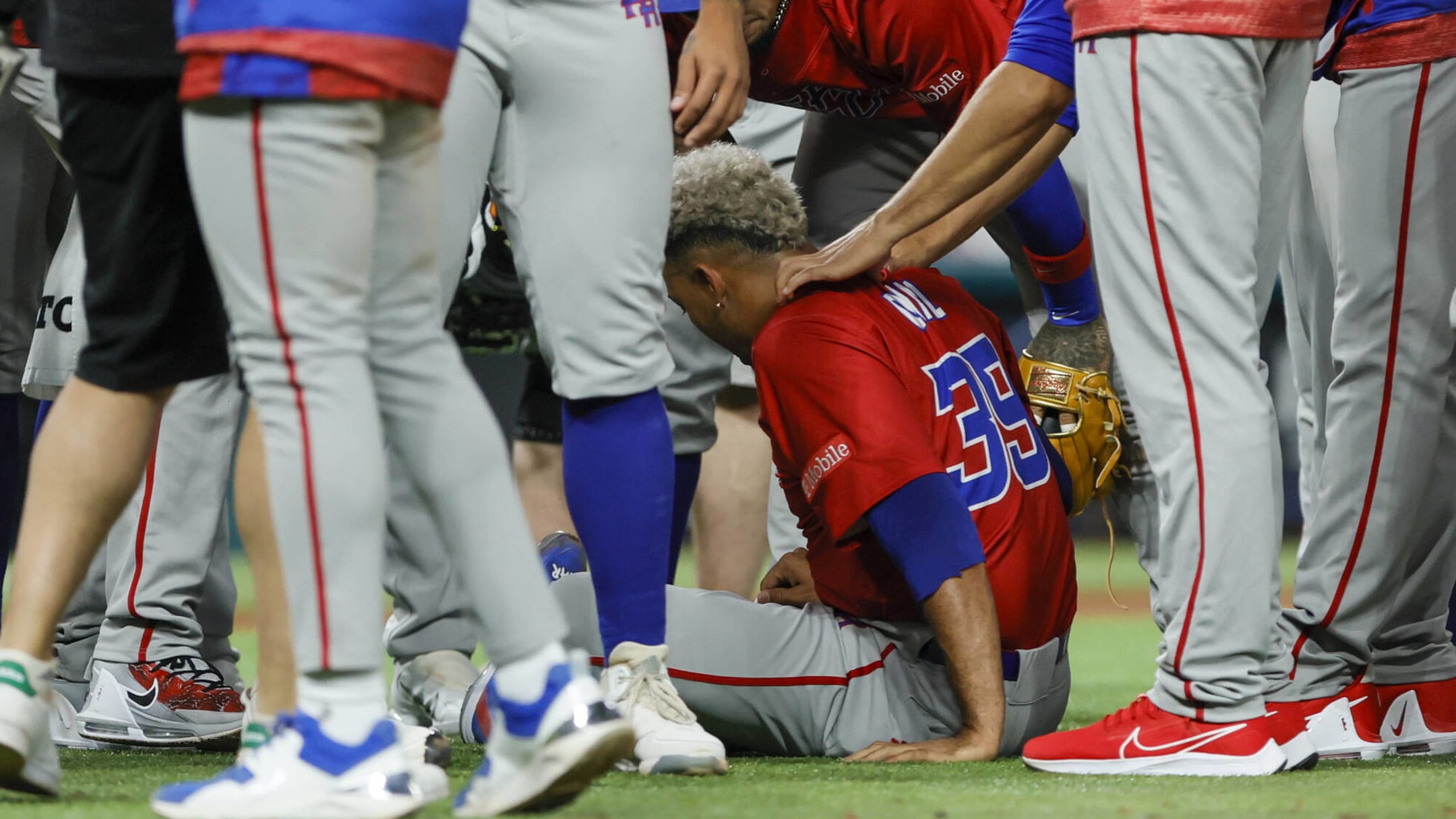 Edwin Diaz leaves field in wheelchair after celebration injury