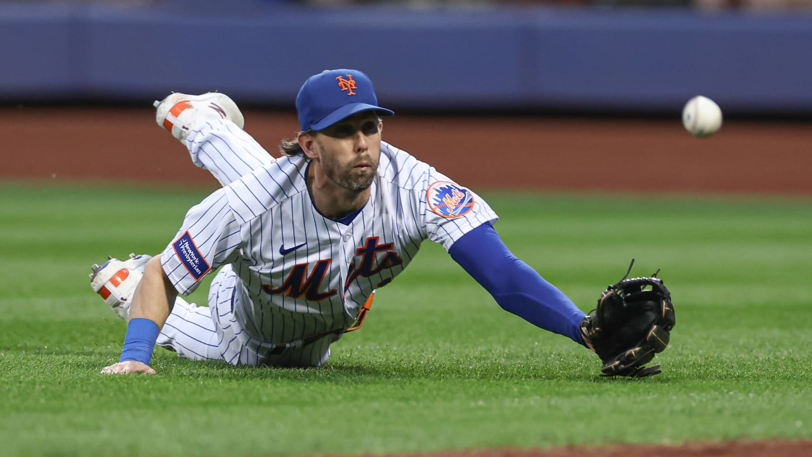 Mets' Jeff McNeil has baseballs thrown at him while playing outfield in  Cincinnati