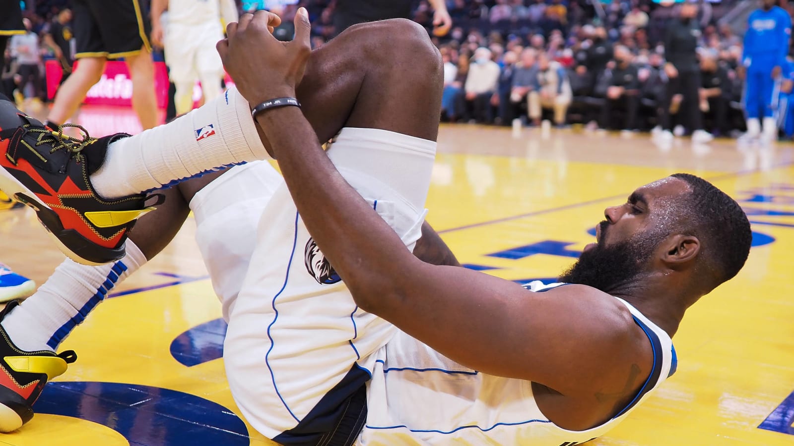 Mavericks SG Tim Hardaway Jr. suffers fracture in left foot