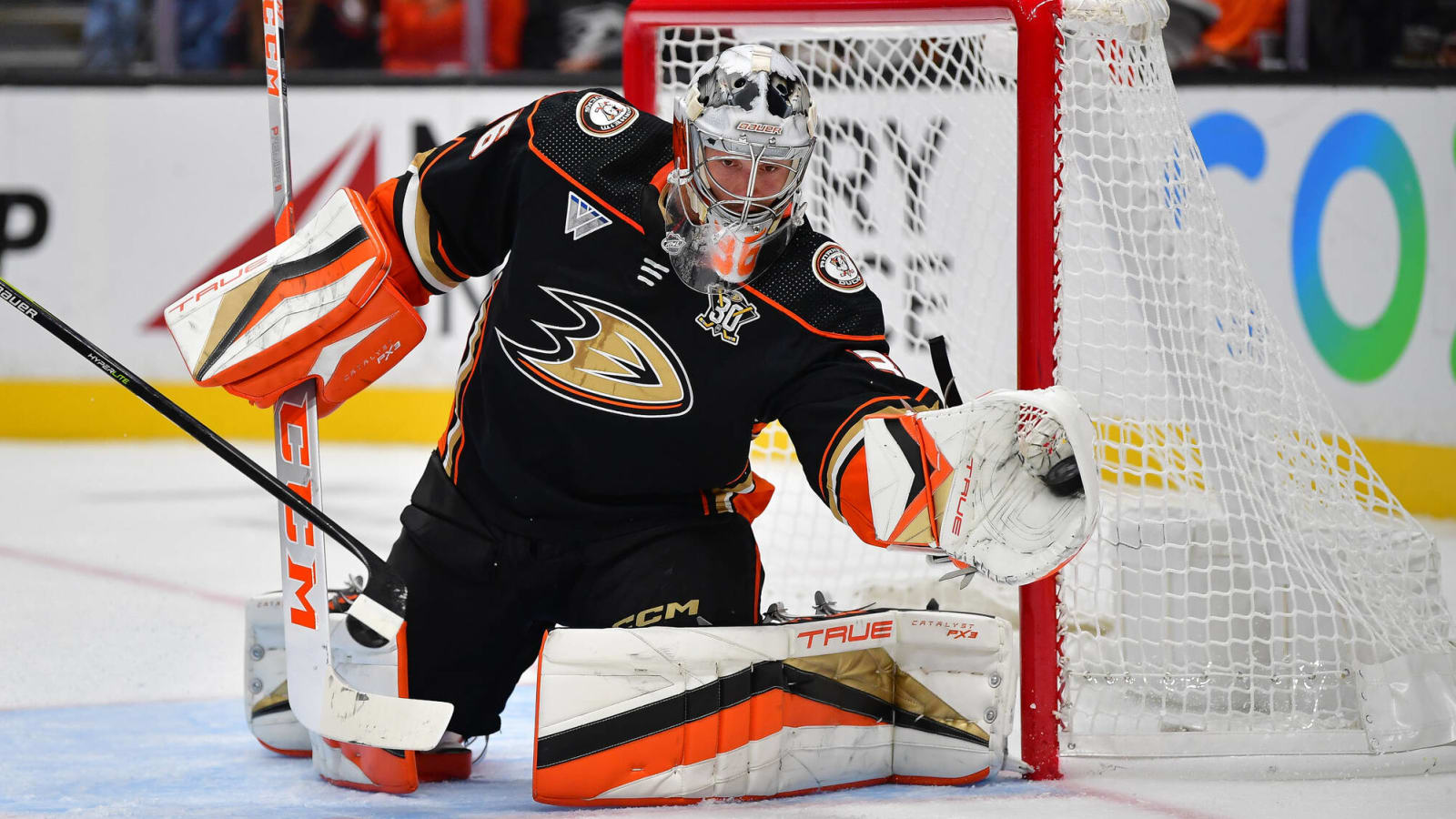 Anaheim Ducks goaltender leaves game with upper-body injury