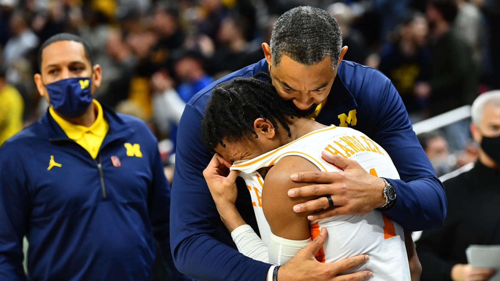 Juwan Howard consoles Tennessee star Kennedy Chandler after game