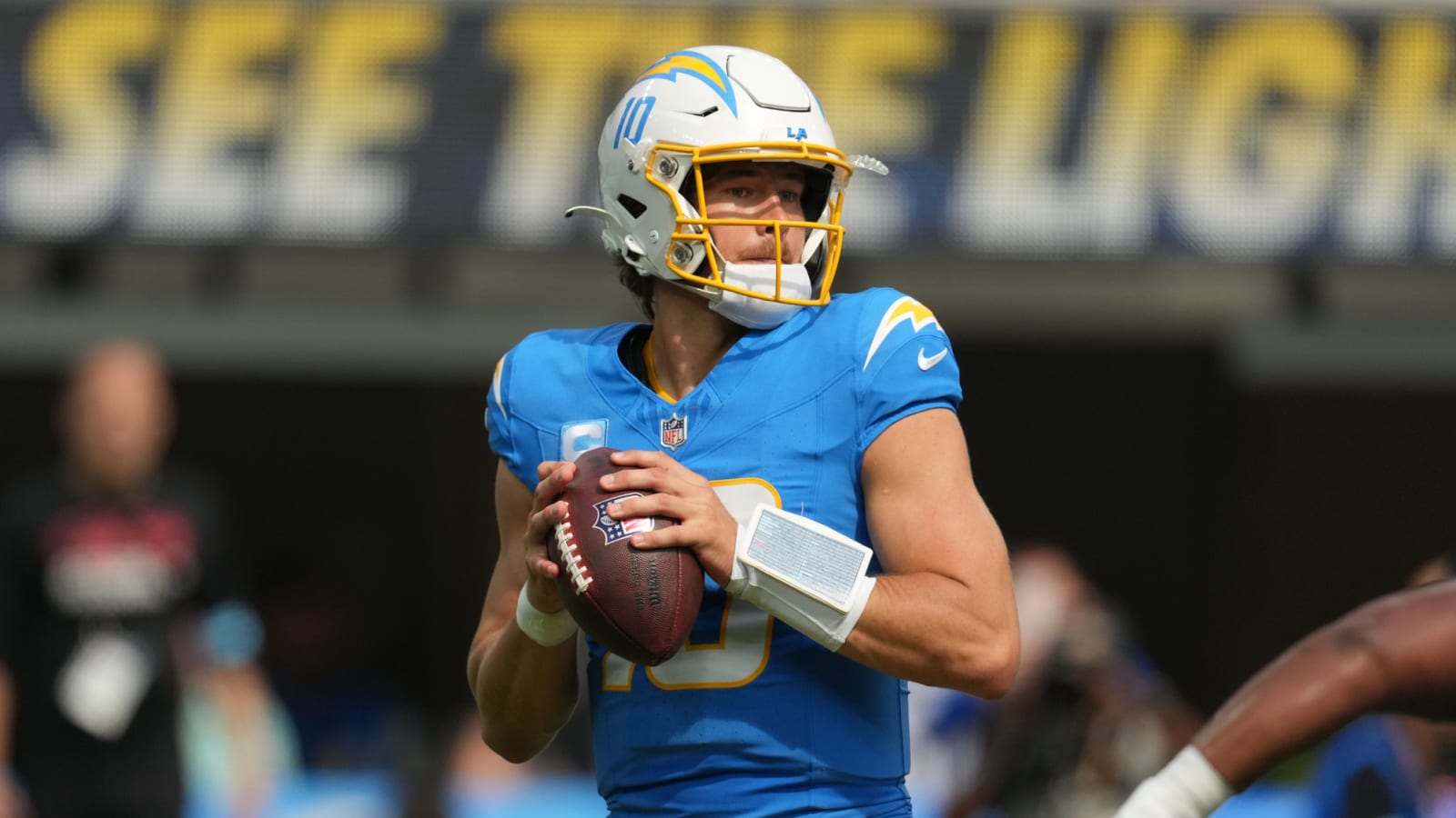 AFC Notes: Justin Herbert, Travis Kelce, Broncos, Chargers, Chiefs