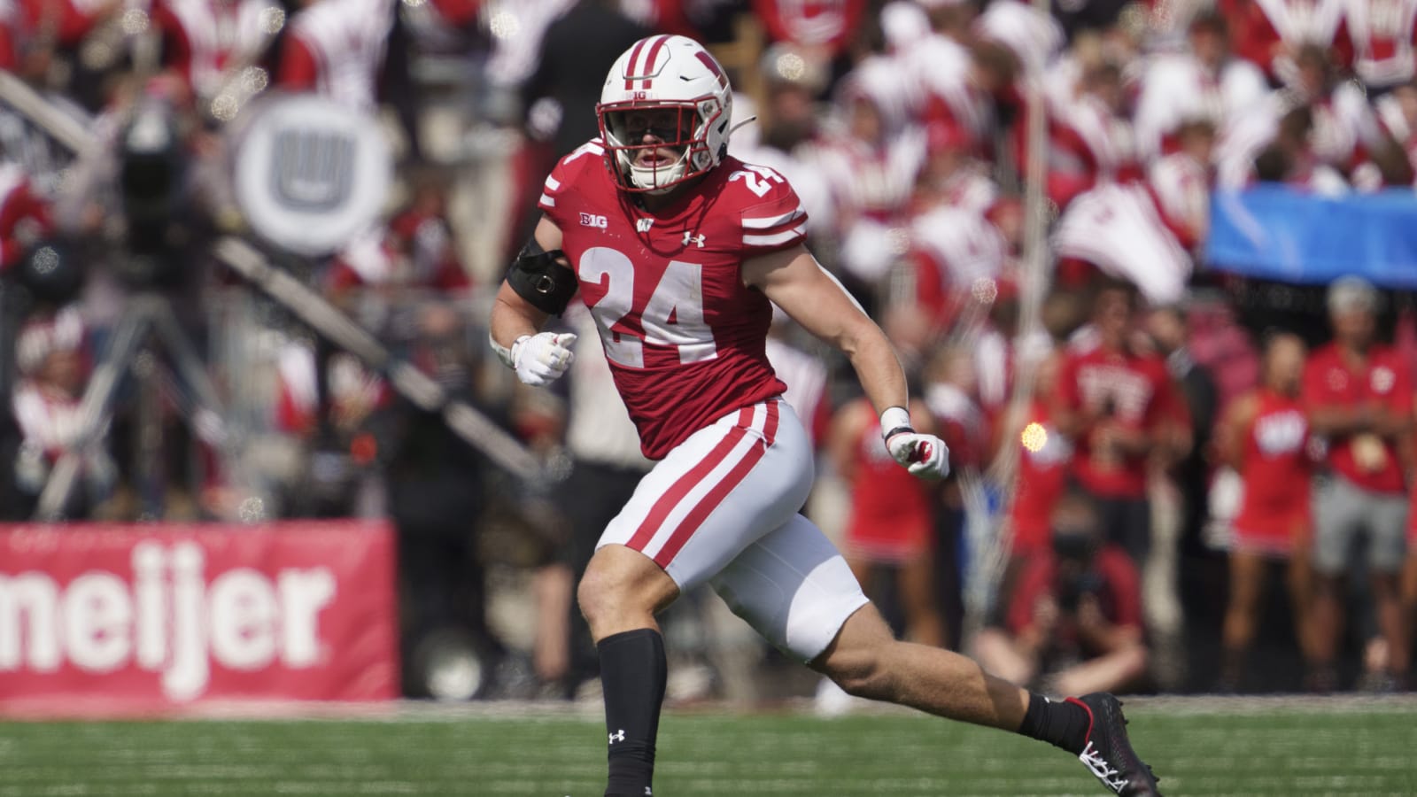 Wisconsin Football Captain Hunter Wohler Bids Farewell to Badgers Fans